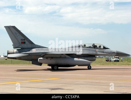 Der F-16B Fighting Falcon (Kennung 15118) der portugiesischen Luftwaffe ist ein Taxi für den Start beim Royal International Air Tattoo in Gloucestershire. Diese zweisitzige Variante der F-16 wird für Trainings- und Einsatzeinsätze eingesetzt. Stockfoto