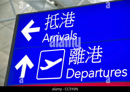 Direktionale Anzeichen von Hong Kong Flughafen, an- und Abreise Stockfoto