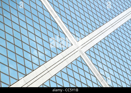 Abstrakte Ansicht eines Wolkenkratzers mit den komplizierten geometrischen Mustern seiner Fassade in Hongkong Stockfoto