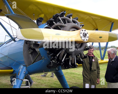 Boeing Stearman E75 (PT-13D) Kaydet, UK Registrierung G-BSWC, Keevil Airfield, Wiltshire, England. Stockfoto