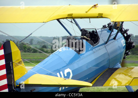 OLYMPUS digitale CAMERBoeing Stearman E75 (PT-13D) Kaydet, UK Registrierung G-BSWC, bei Keevil Flugplatz, Wiltshire, England.A Stockfoto