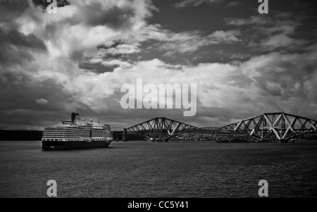 Eine Fähre zu unterqueren die Forth Rail Bridge, Schottland. Stockfoto