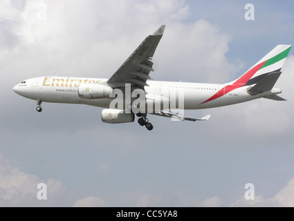 Emirates Airbus A330-200 (A6-EKS) landet auf dem Flughafen London Heathrow, England. Stockfoto