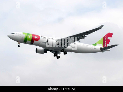 TAP (Air Portugal) Airbus A330-200, Registrierung CS-TOE, Landung am Flughafen London Heathrow. Stockfoto