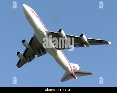 Thai Airways International Boeing 747-400 (HS-TGB) dem Start vom Flughafen London Heathrow, England. Stockfoto