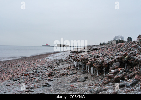 Die eisigen Ufer des Lake Superior in Duluth, Minnesota. Stockfoto