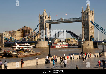 Eröffnung der Tower bridge Stockfoto