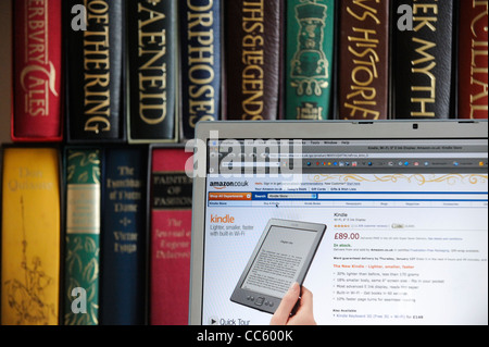 Ein Online-E:book-Reader anzeigen auf einem Laptopcomputer mit Folio Sammler gebundenes Buch-Editionen Stockfoto