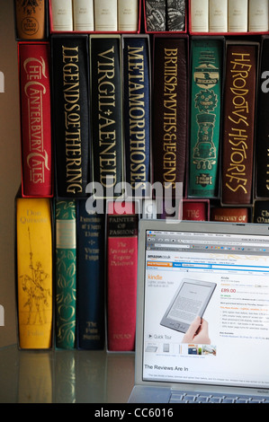 Ein Online-E:book-Reader anzeigen auf einem Laptopcomputer mit Folio Sammler gebundenes Buch-Editionen Stockfoto