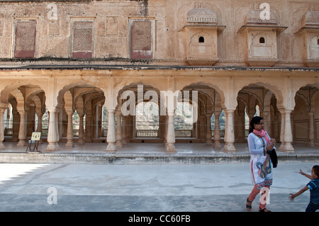 Arkaden im Innenhof Eingang Amber Fort Palace, Jaipur, Rajasthan, Indien Stockfoto