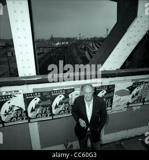 Porträt des Dichters und Essayisten Joseph Brodsky auf einer Eisenbahnbrücke in der Nähe von Primrose Hill, London, UK Stockfoto