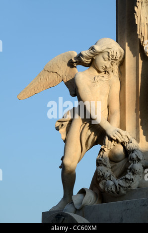 Skulptur des geflügelten Engelgrabes auf dem Alten Friedhof oder Cimitière Du Vieux Château Menton Alpes-Maritimes Frankreich Stockfoto