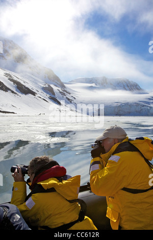 Touristen, die arktische Wildbeobachtung im Sommer von Zodiac Schlauchboot, Holmiabukta, nördlichen Spitzbergen, Svalbard, Norwegen Stockfoto