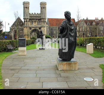 Mittelalterliche Tor St Augustine Abtei im Hintergrund der Statuen des Königs und der Königin von Kent in Canterbury, England Stockfoto