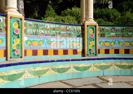 Rotunde Bank oder keramische Fliesen Gartenmöbel mit Don Quixote Fliesen, Fontana Rosa Garten, Menton, Frankreich Stockfoto