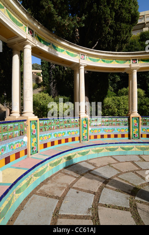 Keramik Rotunde oder kreisförmige Fliesenbank mit Don Quixote Keramik Fliesen Fontana Rosa Gardens Menton Alpes-Maritimes Frankreich Stockfoto