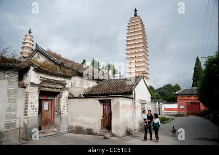 Blick von einer Fahrspur in Richtung der drei Pagoden, Dali, Yunnan, China Stockfoto