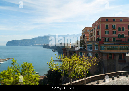 Sorrento ist eine kleine Stadt in Kampanien, Italien, mit rund 16.500 Einwohnern. Es ist ein beliebtes Touristenziel. Stockfoto