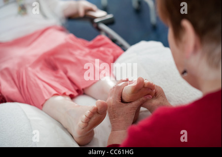 Alternative Gesundheit Therapien. Reflexzonenmassage-Demonstration. Stockfoto