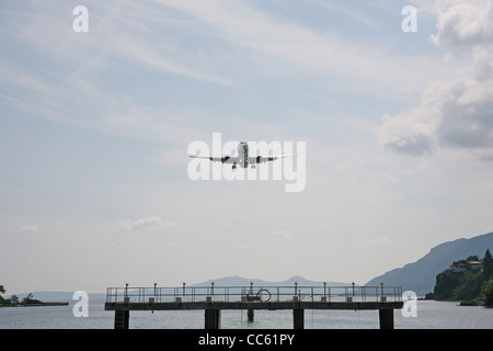 Flugzeug landen am Flughafen Korfu Griechenland hereinkommen Stockfoto