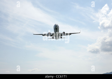 Flugzeug landen am Flughafen Korfu Griechenland hereinkommen Stockfoto