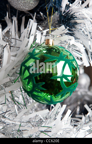 Nahaufnahme eines Weihnachtsbaumes mit Dekorationen Stockfoto