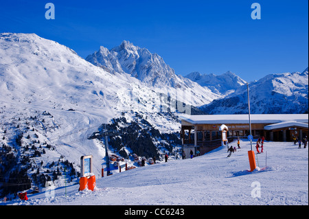 Méribel und Courchevel in den Trois Vallées (3-Täler) Skigebieten in der Tarentaise-Tal in den französischen Alpen. Dezember 2011 Stockfoto