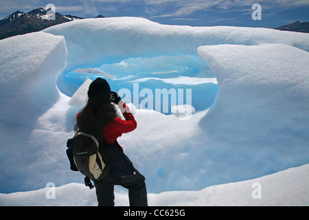 Touristen, die die Bilder von den Perito-Moreno-Gletscher im Los Glaciares Nationalpark, Patagonien, Argentinien Stockfoto