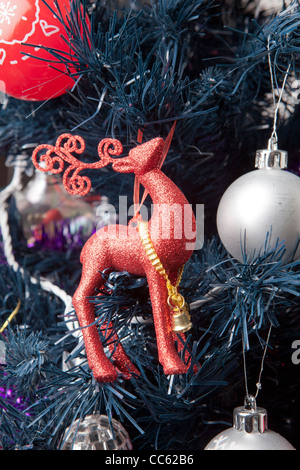 Nahaufnahme eines Weihnachtsbaumes mit Dekorationen Stockfoto