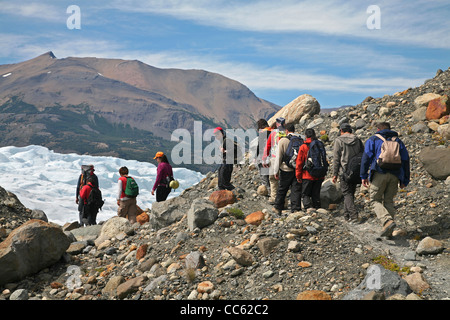 Touristen, die Wanderung zu den Perito-Moreno-Gletscher im Los Glaciares Nationalpark, Patagonien, Argentinien Stockfoto