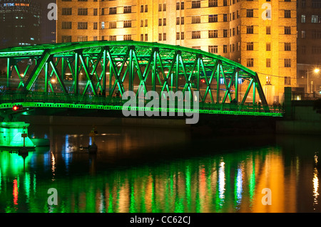 Wadaibu Brücke über den Suzhou Creek Riverby Nacht in Shanghai (China) Stockfoto