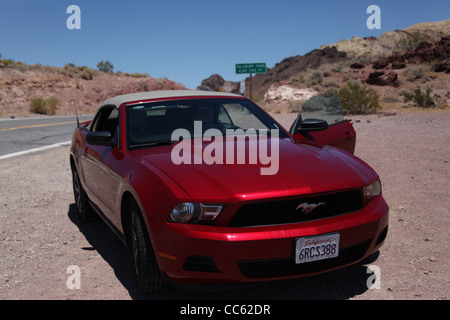 Ein Ford Mustang Cabrio im Death valley Stockfoto