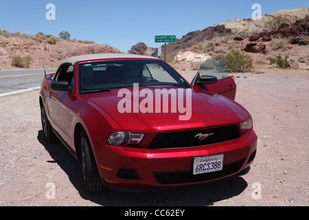 Ein Ford Mustang Cabrio im Death valley Stockfoto