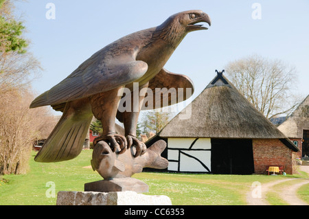 Adler Skulptur vor Haus mit Strohdach, Seebad Ahrenshoop, Mecklenburg-Western Pomerania, Deutschland Stockfoto