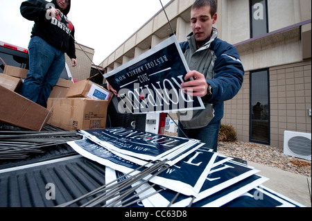 Unterstützer des republikanischen Präsidentschaftskandidaten Ron Paul zusammenstellt Zeichen bei einer Kundgebung der Kampagne in Le Mars Iowa Stockfoto