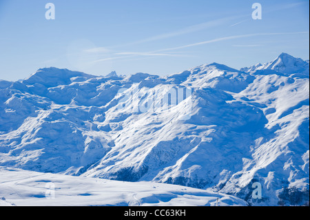 Méribel und Courchevel in den Trois Vallées (3-Täler) Skigebieten in der Tarentaise-Tal in den französischen Alpen. Dezember 2011 Stockfoto