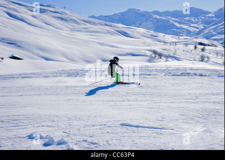 Méribel und Courchevel in den Trois Vallées (3-Täler) Skigebieten in der Tarentaise-Tal in den französischen Alpen. Dezember 2011 Stockfoto