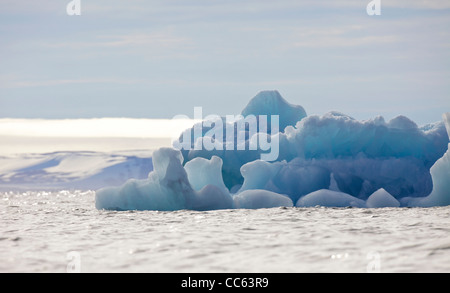 Blaue Eisberg im Sommer Sunshune, Alkefjellet, nördlichen Spitzbergen, Svalbard, Arktis Norwegen, Europa Stockfoto