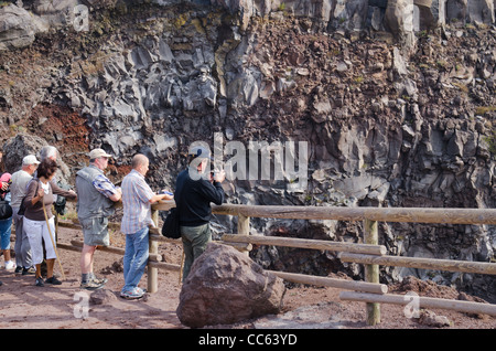 Besucher machen Sie Fotos von den Vesuv Vulkan in Neapel, Italien Stockfoto
