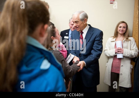 Kandidat der republikanischen Präsidentschaftskandidaten Ron Paul grüßt Anhänger an einer Kampagne Stop in Sioux Center, Iowa Stockfoto