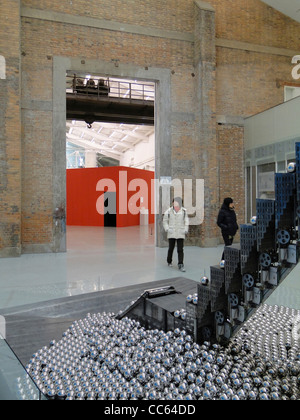 Besucher einer Galerie, 798 Art Zone, Peking, China Stockfoto