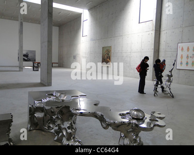 Besucher einer Galerie, 798 Art Zone, Peking, China Stockfoto