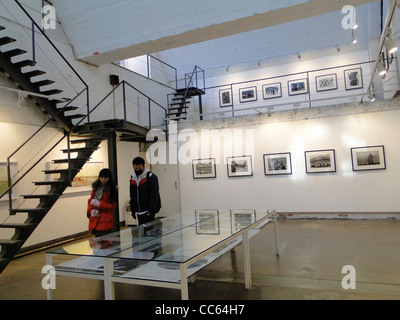 Besucher einer Galerie, 798 Art Zone, Peking, China Stockfoto