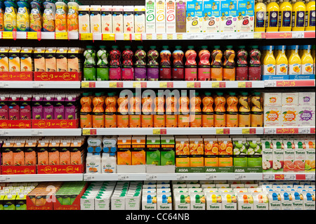 Anzeige von Fruchtsäften in schottischen Supermarkt Stockfoto