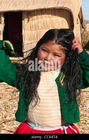 Peru, Titicaca-See. Quechua oder Uros Indianer in die schwimmenden Inseln der Uros. Stockfoto