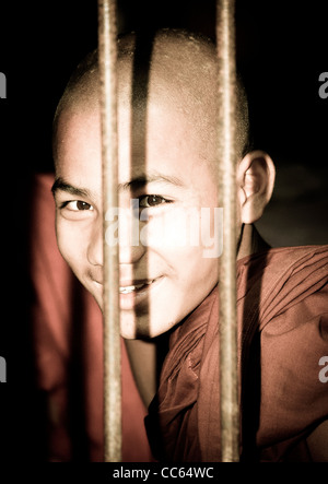 Porträt eines jungen buddhistischen Mönchs in Bagaya Kyaung in der antiken Stadt Ava in der Nähe von Mandalay, Birma, Süd-Ost Asien. Stockfoto