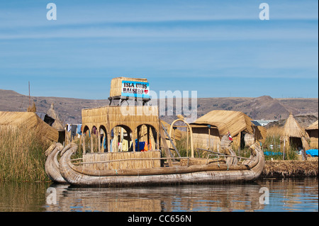 Peru, Titicaca-See. Quechua oder Uros Indianer Dorf auf die schwimmenden Inseln der Uros mit Reed-Boote. Stockfoto