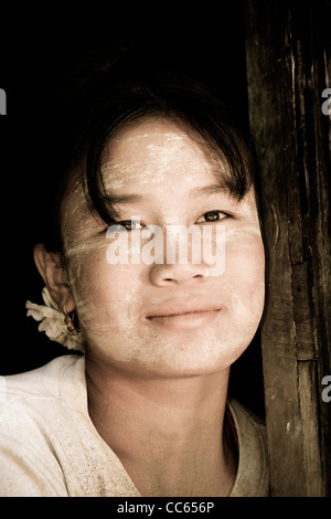 Porträt eines burmesischen Mädchens tragen traditionelle Thanakha in der Töpferei Dorf Yandabo auf dem Irrawaddy in Myanmar, Asien. Stockfoto