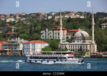 Türkei, Istanbul, Beylerbeyi Moschee Bosporus, Boot, Stockfoto