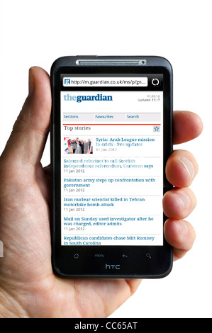 Durchsuchen die Online-Zeitung The Guardian auf einem HTC-smartphone Stockfoto